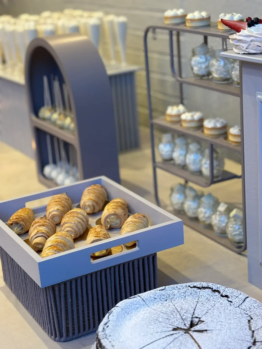 Słodkie przekąski podane w elegancki sposób, Ostrów Wielkopolski